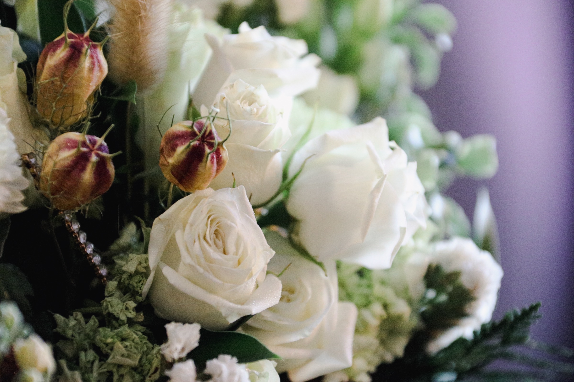 Lifestyle - white roses detail